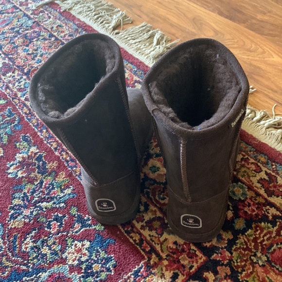 Bearpaw Emma Short chocolate suede boots. NWOT, inside sheep skin. - Picture 3 of 9
